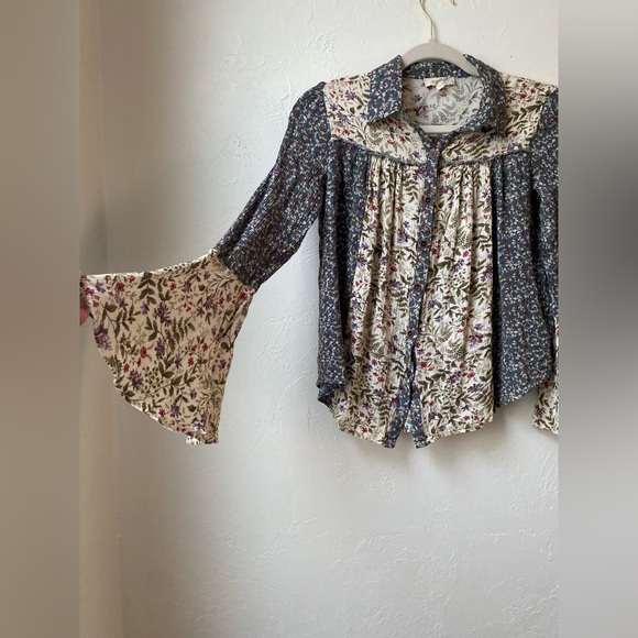 NWOT MYSTREE Floral Bell Sleeve Button Front Blouse XS - Picture 3 of 9